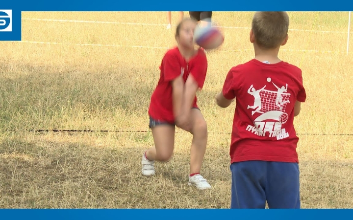 Embedded thumbnail for Nyári táborban fiatal röplabdázók