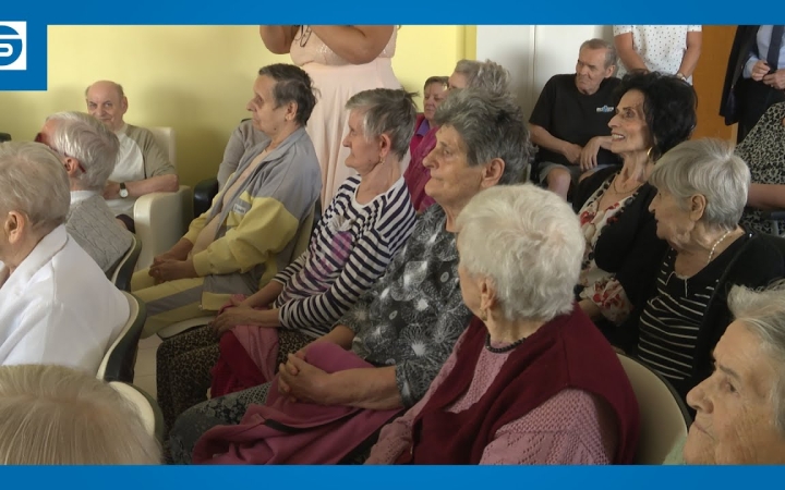 Embedded thumbnail for Bensőséges ünnepség az idősek otthonában