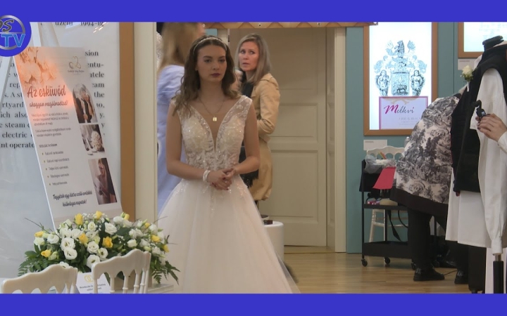 Embedded thumbnail for "Igen" a Mondbach-kúriára: esküvő kiállítással mutatkozott be a város ékköve (galériával)