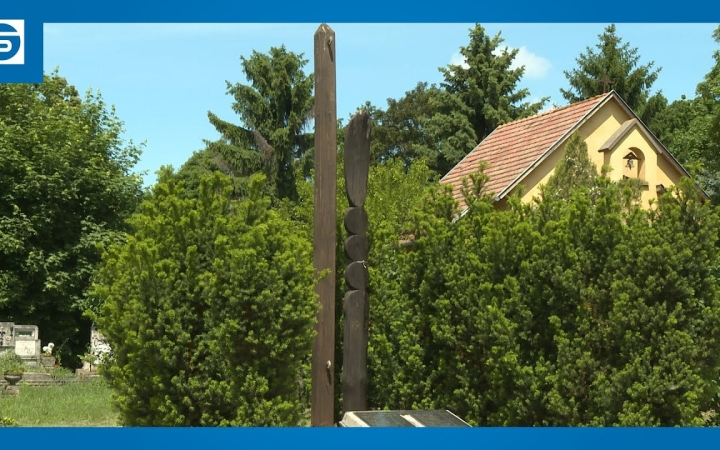 Embedded thumbnail for Felavatják a Jakó házaspár emlékére készített kopjafát