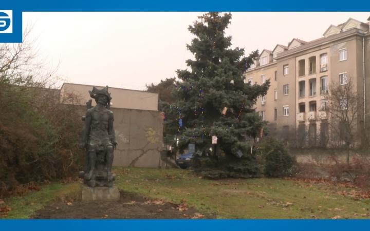 Embedded thumbnail for Díszbe borult a Technikum karácsonyfája