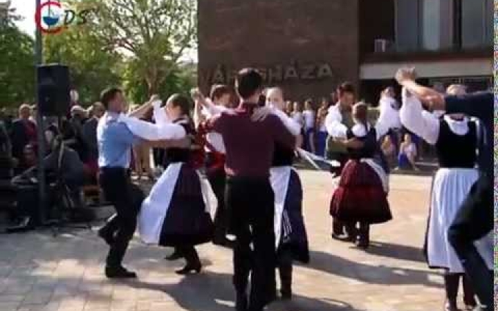 Embedded thumbnail for Táncolva ünnepeltek