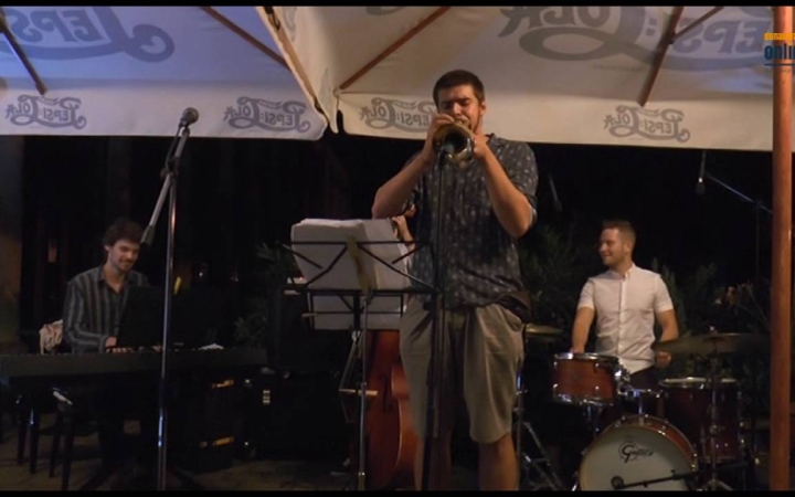Embedded thumbnail for Kis esti zene - Ég Alatti Quartet a Művész teraszán