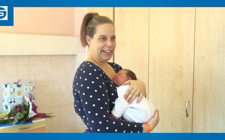 Embedded thumbnail for Kislány az év első dunaújvárosi babája