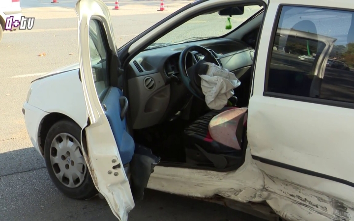 Embedded thumbnail for Feszítővágóval kellett kiszabadítani a sofőrt