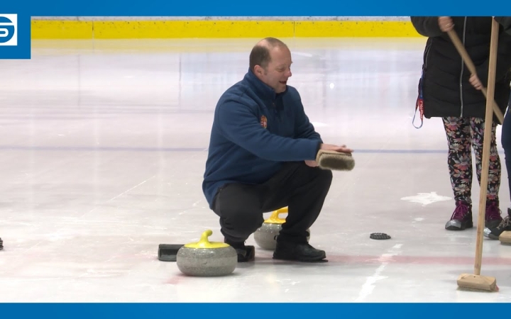 Embedded thumbnail for DSTV: curling oktatás a jégcsarnokban
