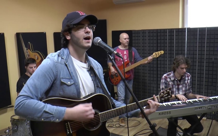 Embedded thumbnail for Minden döntős dal jó, de a legjobb az "Otthon"