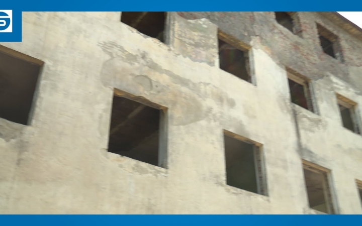 Embedded thumbnail for Az egykori laktanyaépület a város szélén