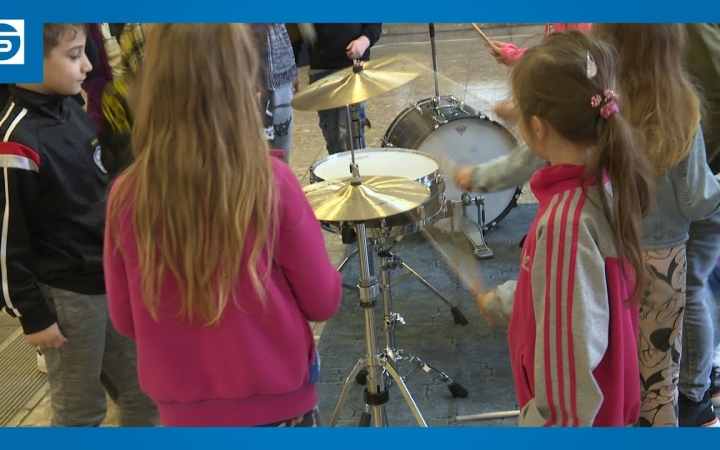 Embedded thumbnail for DSTV: rendhagyó énekóra a Gárdonyiban