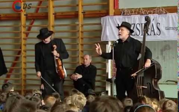 Embedded thumbnail for Rendhagyó énekóra a Muzsikással